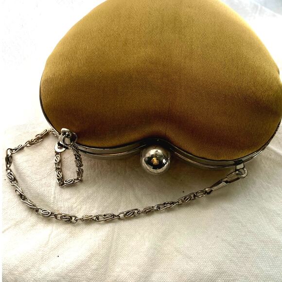 Vintage heart shaped gold satin clutch evening bag with kiss lock Formal handbag - Picture 7 of 11